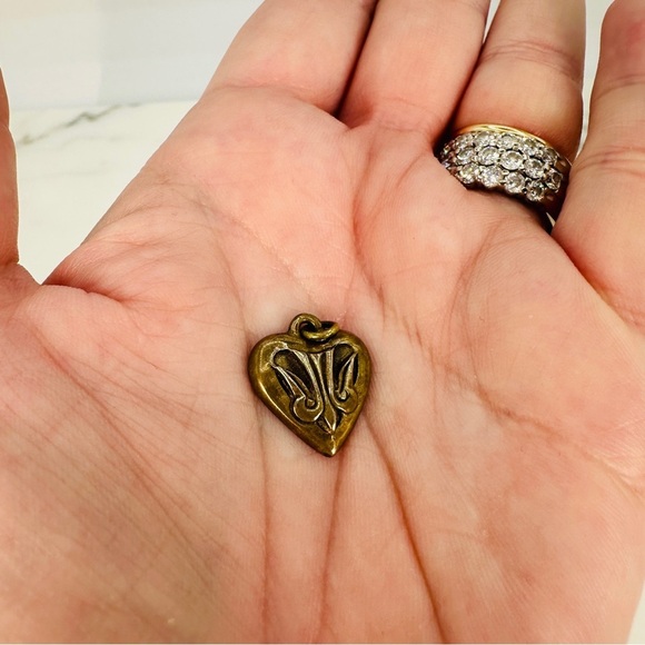 Jeep Collins Heart Pendant Brass Dove Design Signed Dainty Christian Vintage - Picture 5 of 9